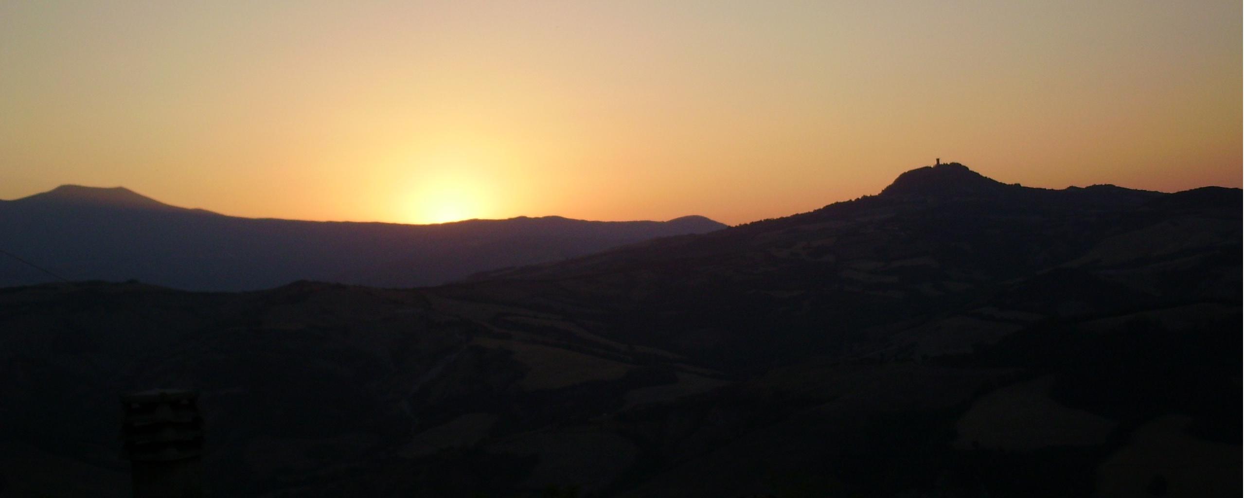 Zonsondergang met Monte Amiata