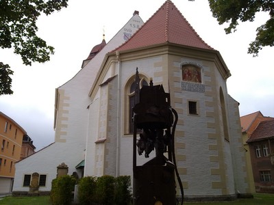 Finsterwalde - kerk met S&auml;ngerbrunnen
