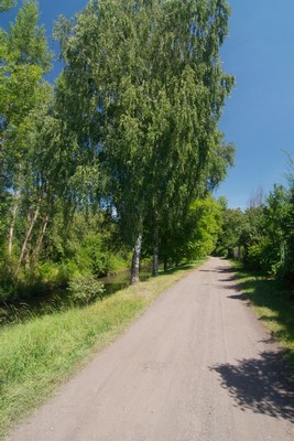 Rustige weg langs de Rokytka