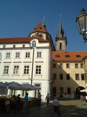 Een mooi binnenpleintje achter de Týn kerk