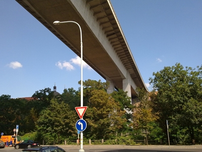 Brug met metrobak