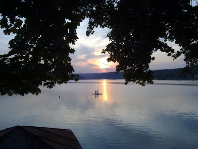 De zon zakt in het stuwmeer