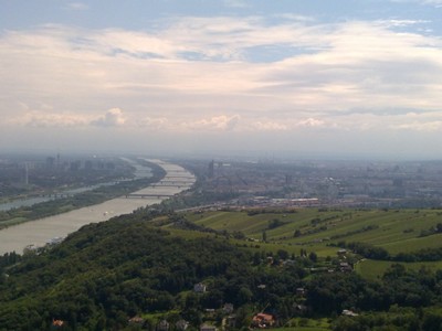 Uitzicht over Wenen en de Donaubruggen
