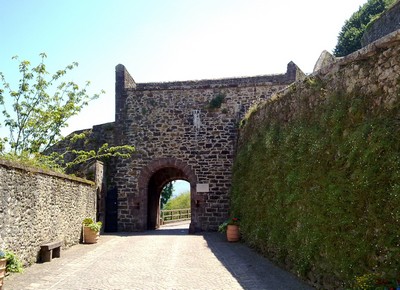 Lunchpauze bij de vesting in een randje schaduw Lunchpauze bij de vesting in een randje schaduw