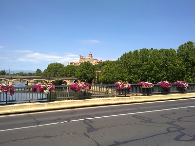 Het kanaal gaat bij B&eacute;ziers met een brug over de Orb