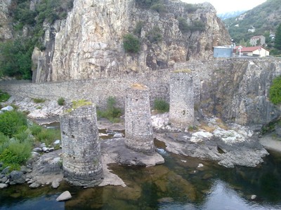 De peilers van de vorige brug