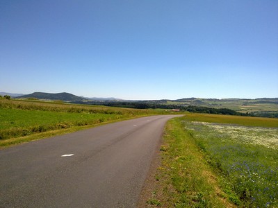 Rustige weg op het Centraal Massief