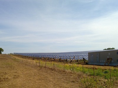 Een veld met zonnecellen