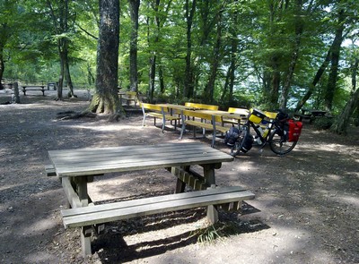 Picknickplaats bij het kratermeer Lago Di Vico Picknickplaats bij het kratermeer Lago Di Vico