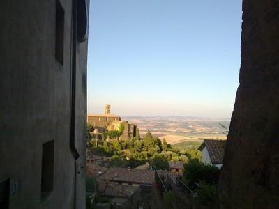 In de diepte de vlakte waarboven Montalcino ligt