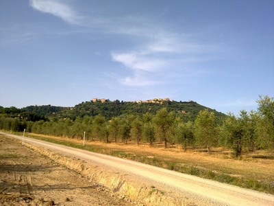 De strada bianca met op de berg Montalcino