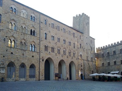 Het centrale plein van Volterra in de vroege ochtend