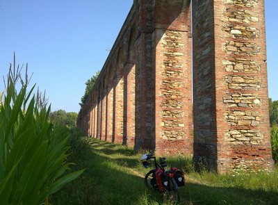 Een kilometers lang aquaduct aan de zuidkant van Lucca, met &ldquo;fietspad&rdquo;