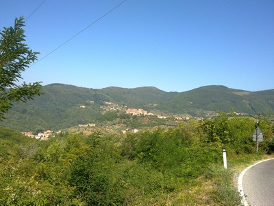 Uitzicht op twee Apenijnnendorpjes