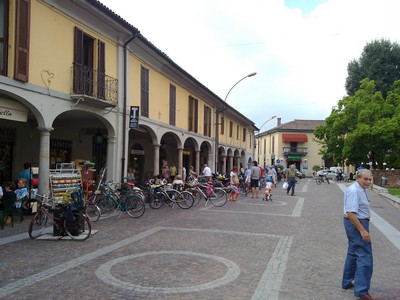 Pleintje in Binasco, op weg naar Milaan