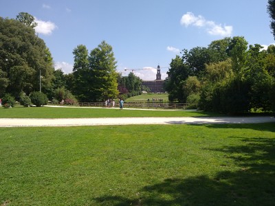 Een uitgestrekt park achter het Castello