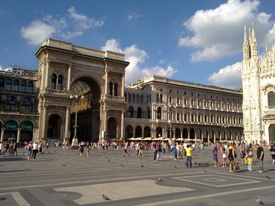 Het domplein met katedraal en geweldige winkelgalerij Het domplein met katedraal en geweldige winkelgalerij