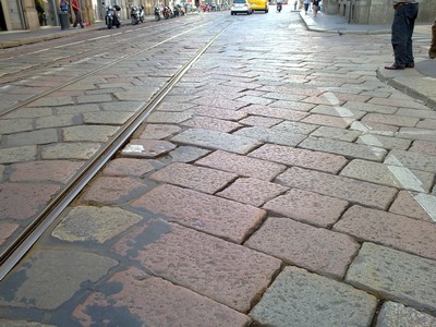 Zo zijn de straten in de binnenstad van Milaan, fietst niet echt lekker!