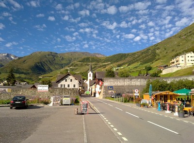 Realp met schattige wolkjes