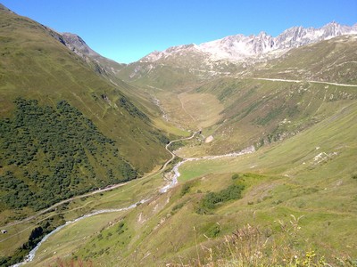 De spoorlijn beneden in het dal en de Furkastraat in de helling