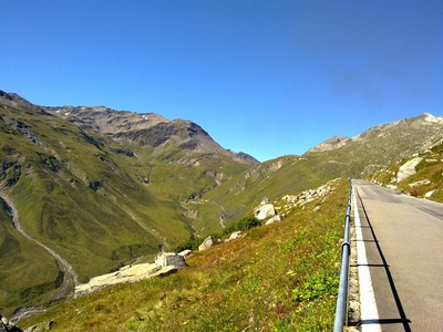 De spoorlijn verdwijnt in de tunnel maar de Furkastraat niet