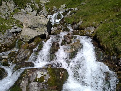 En een omlaagstortende beek