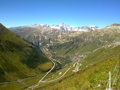 De afdaling van de Furka en de klim van de Grimsel in een beeld