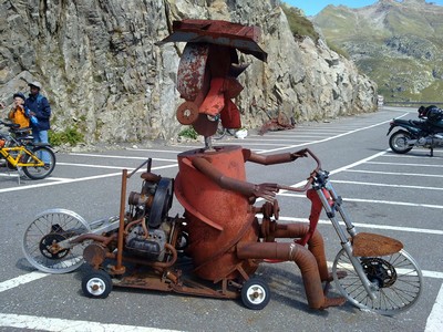 Kunstwerk voor al die motoren die over op de Grimselpas komen