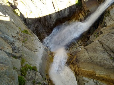 De Arlenbach stort zich omlaag naar de Aare De Arlenbach stort zich omlaag naar de Aare