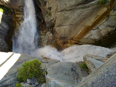 De Arlenbach stort zich omlaag naar de Aare De Arlenbach stort zich omlaag naar de Aare