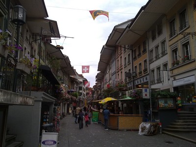 De hoofdstraat van Thun, met beneden en boven winkels