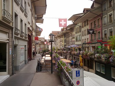 De hoofdstraat van Thun, met beneden en boven winkels