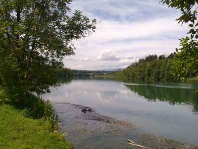 De Alte Bernerweg fietsroute voert vlak langs de Aare De Alte Bernerweg fietsroute voert vlak langs de Aare