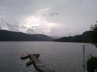 Titisee, donkere wolken boven het meer