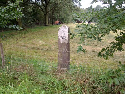 De grenspaal aan de L272 bij Gangelt