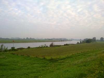 De IJssel met een ooievaar op een paal