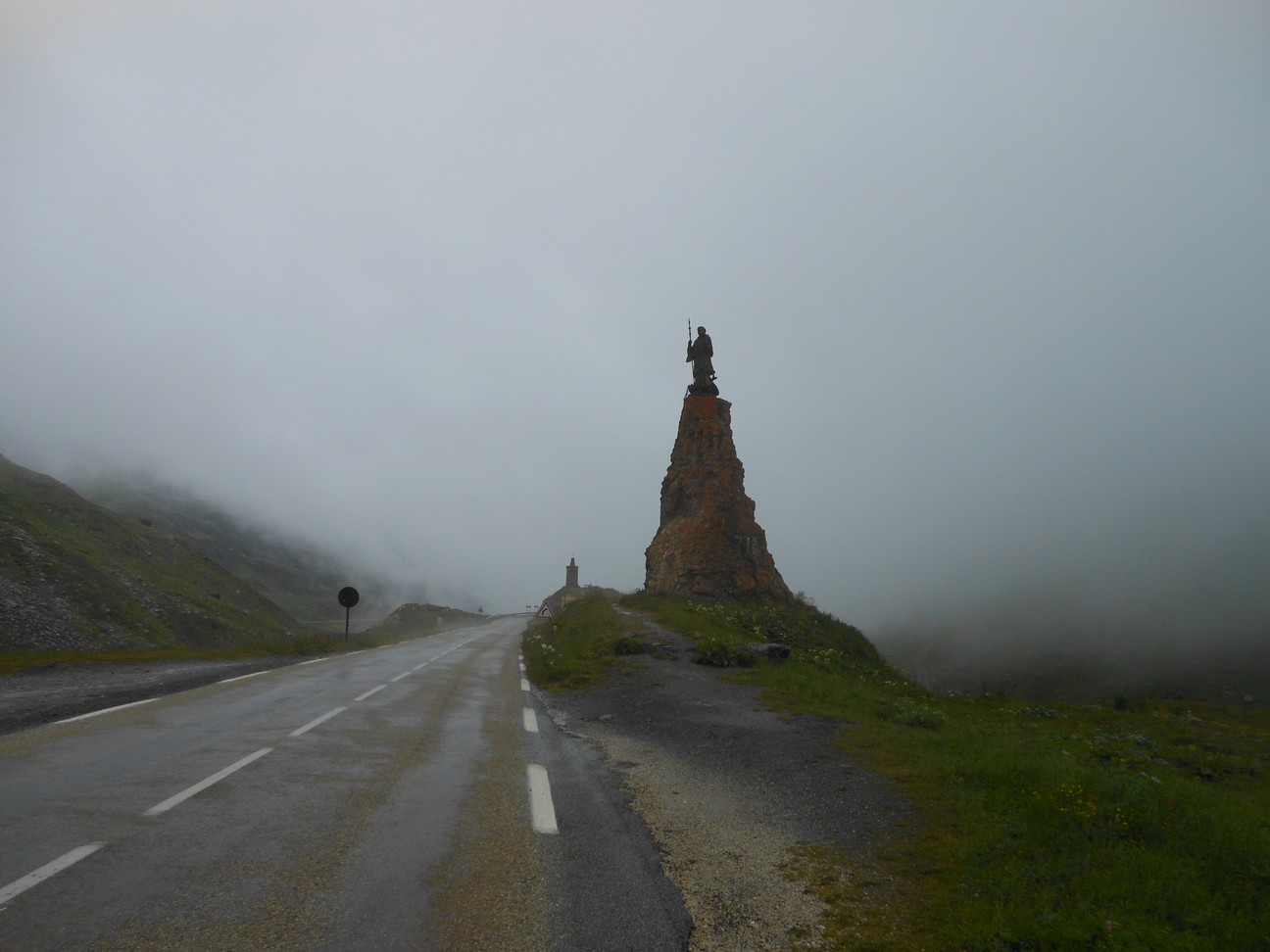 Na de regenbui staat Sint Bernard nog in de mist
