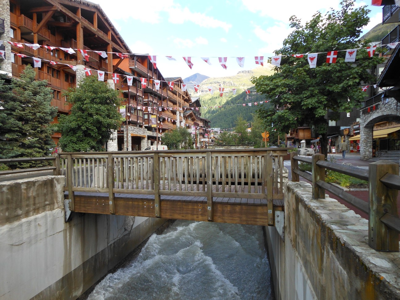Langs de hoofdweg een aaneenschakeling van grote gebouwen