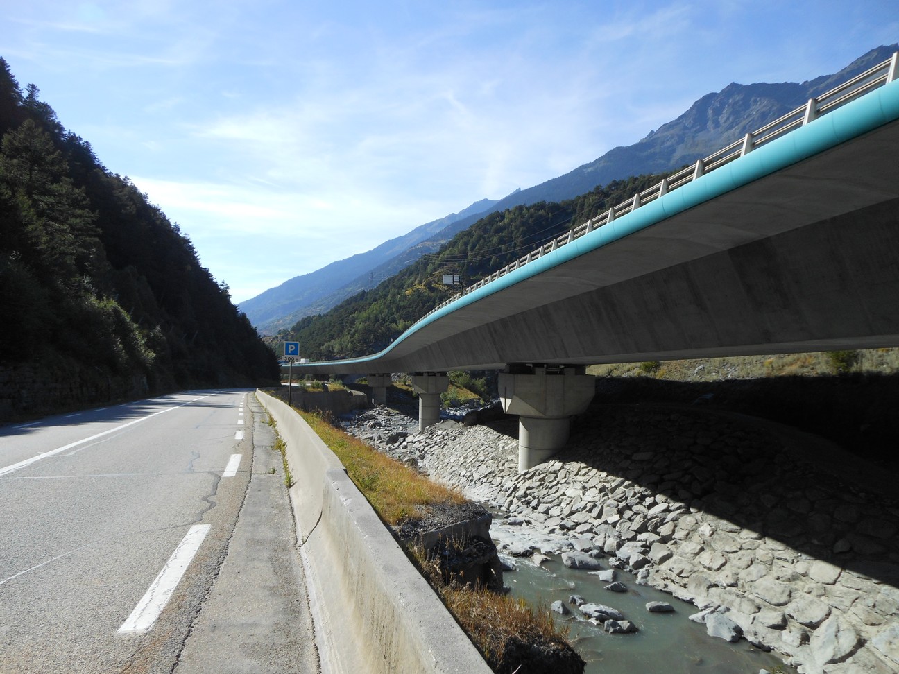 De snelweg die uit de Fr&eacute;jus tunnel komt staat helemaal op palen
