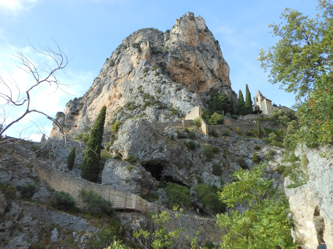 In Moustiers-Sainte-Marie een steile weg met trappen naar een kerkje