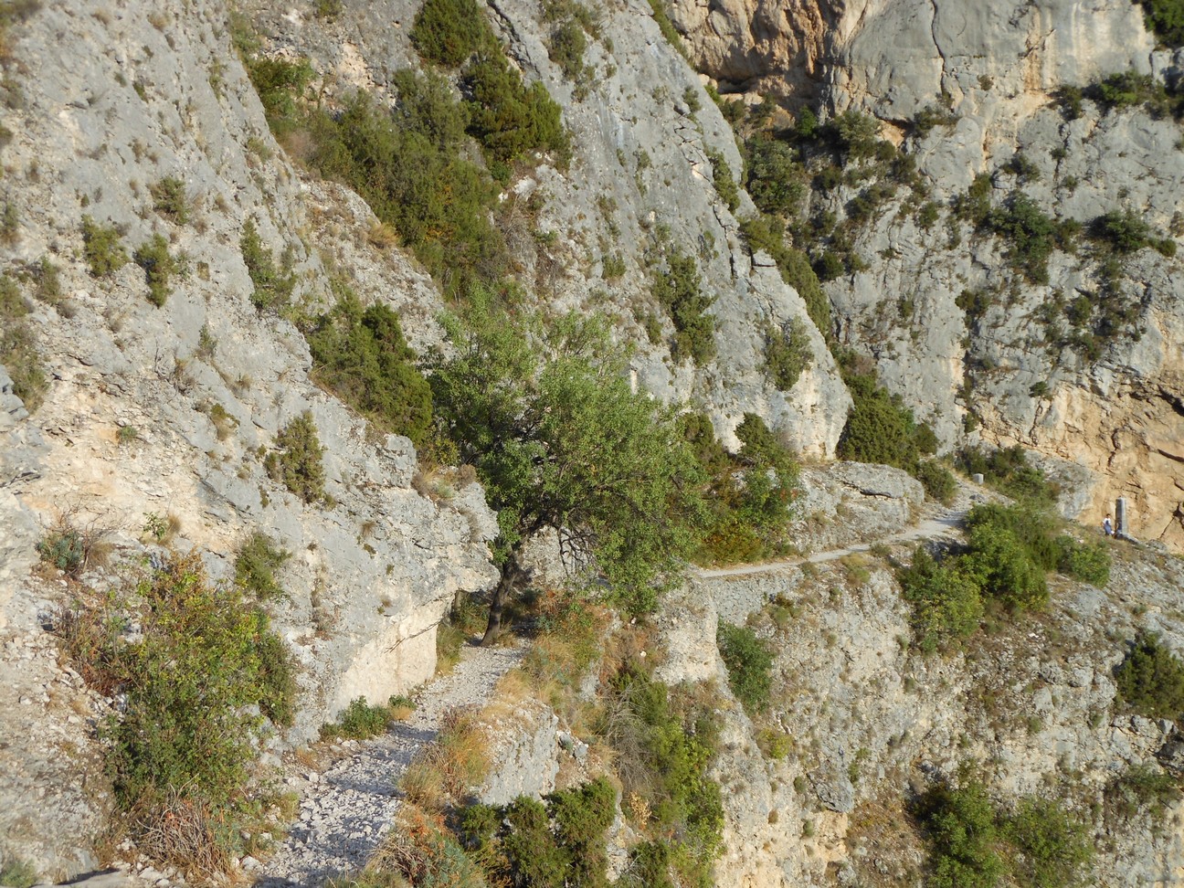 De wandelweg terug naar het dorp