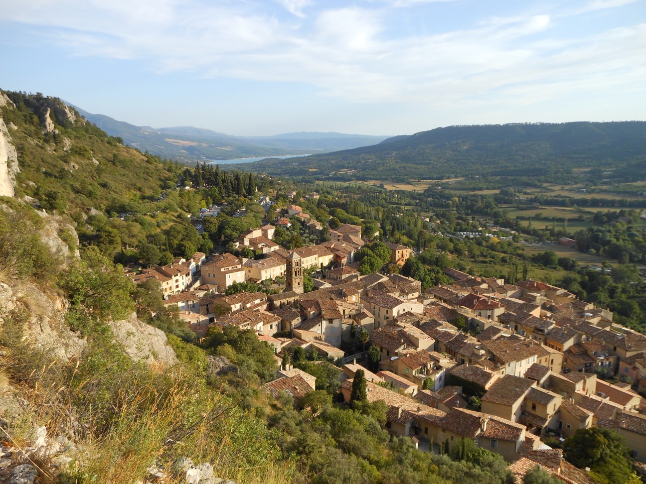 Moustiers-Sainte-Marie met op de achtergrond het meer
